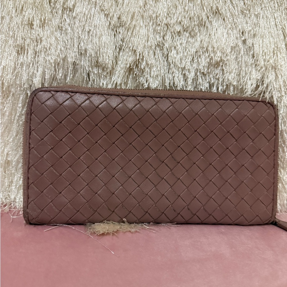 Authentic Bottega Veneta Intrecciato Leather Zippy Wallet. Mauve Pink - Picture 6 of 12